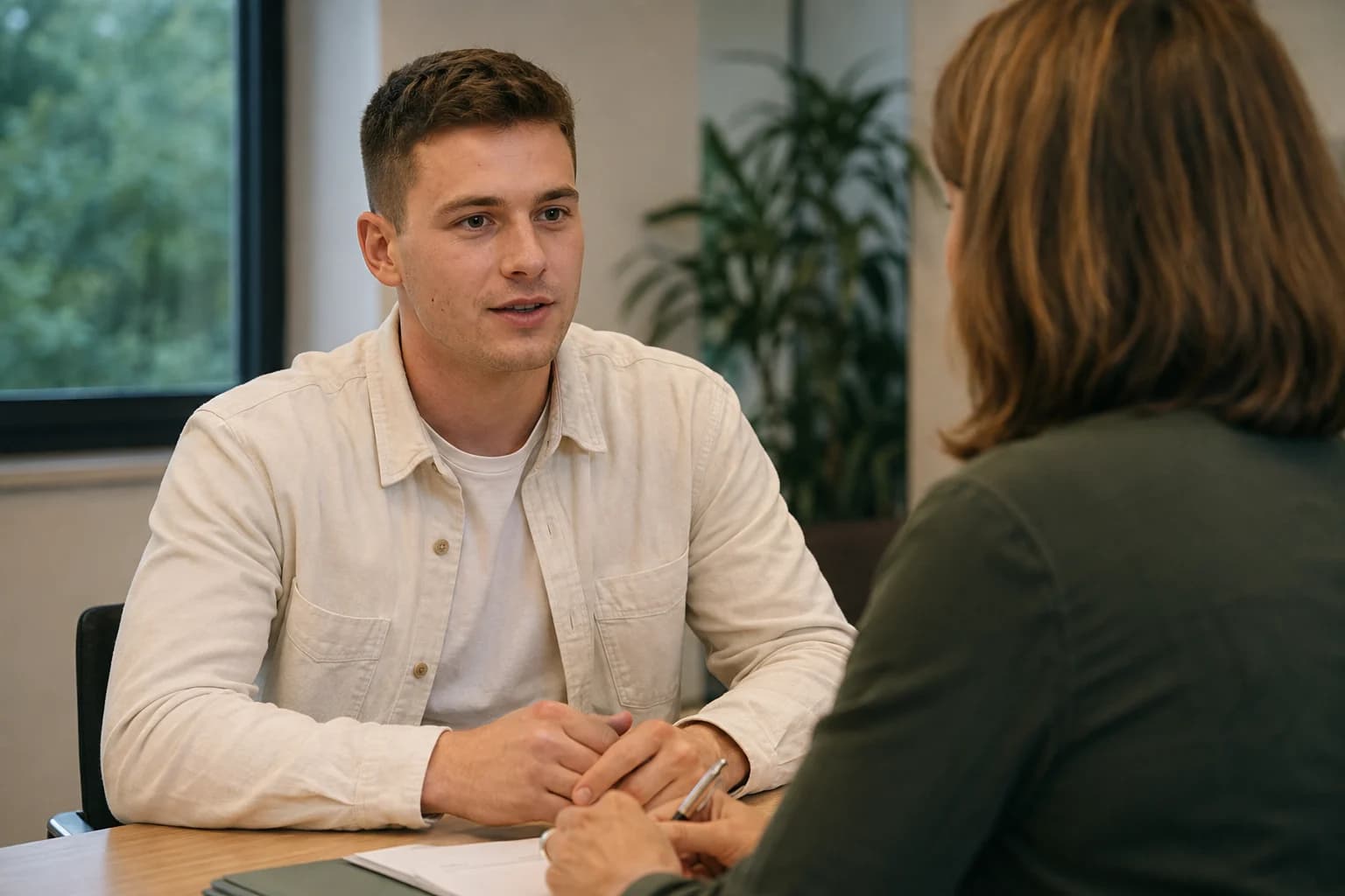 Bewerber im Gespräch mit einer Interviewerin
